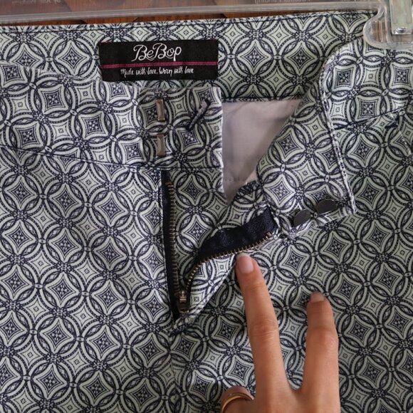 Bebop Printed Skinny Ankle Crop Pants NWOT! - Size 3/4 - Picture 3 of 16